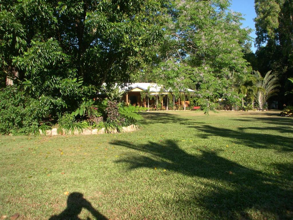 Hibiscus Lodge Bed & Breakfast Wongaling Beach 外观 照片