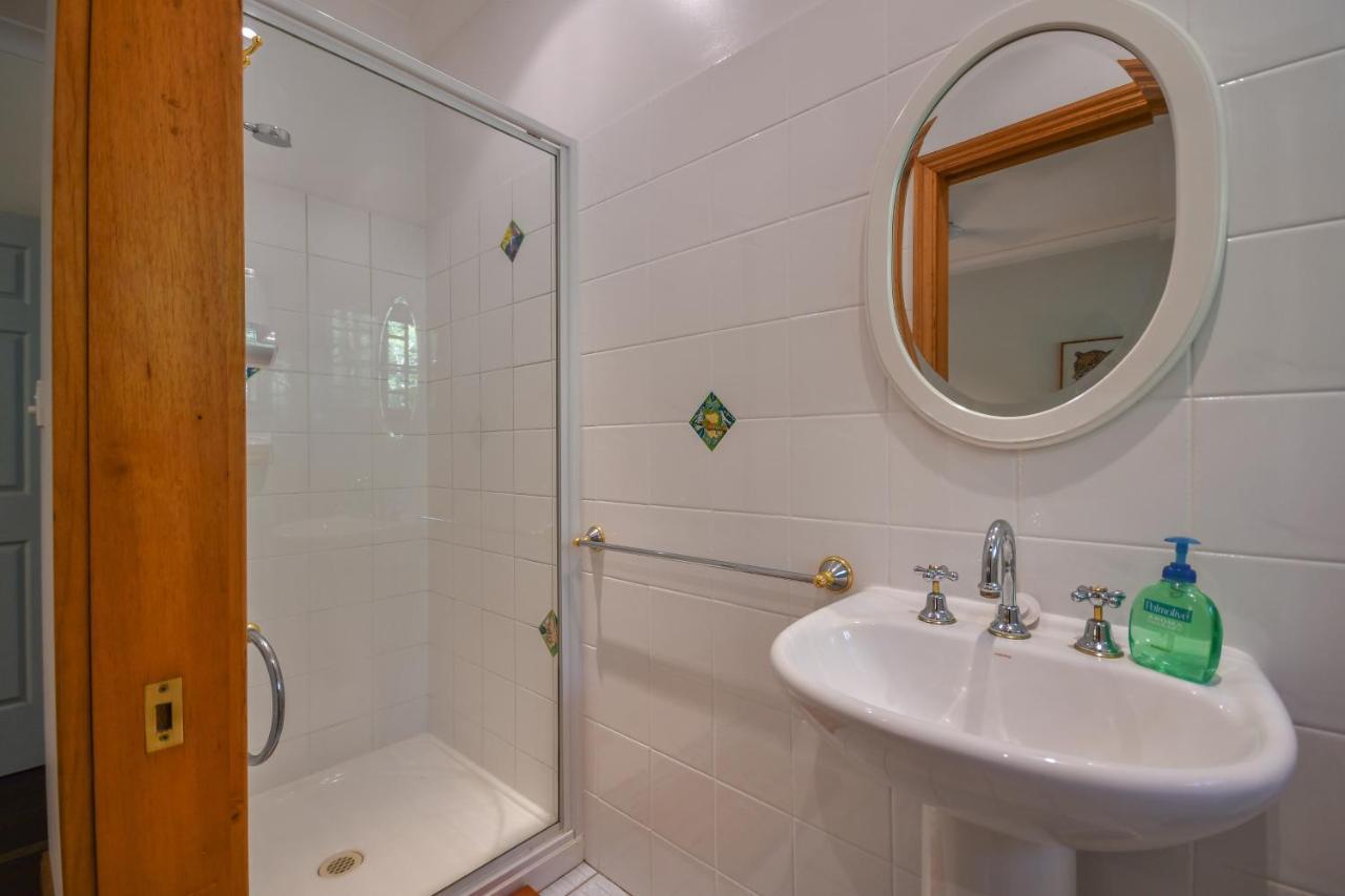 Hibiscus Lodge Bed & Breakfast Wongaling Beach 外观 照片